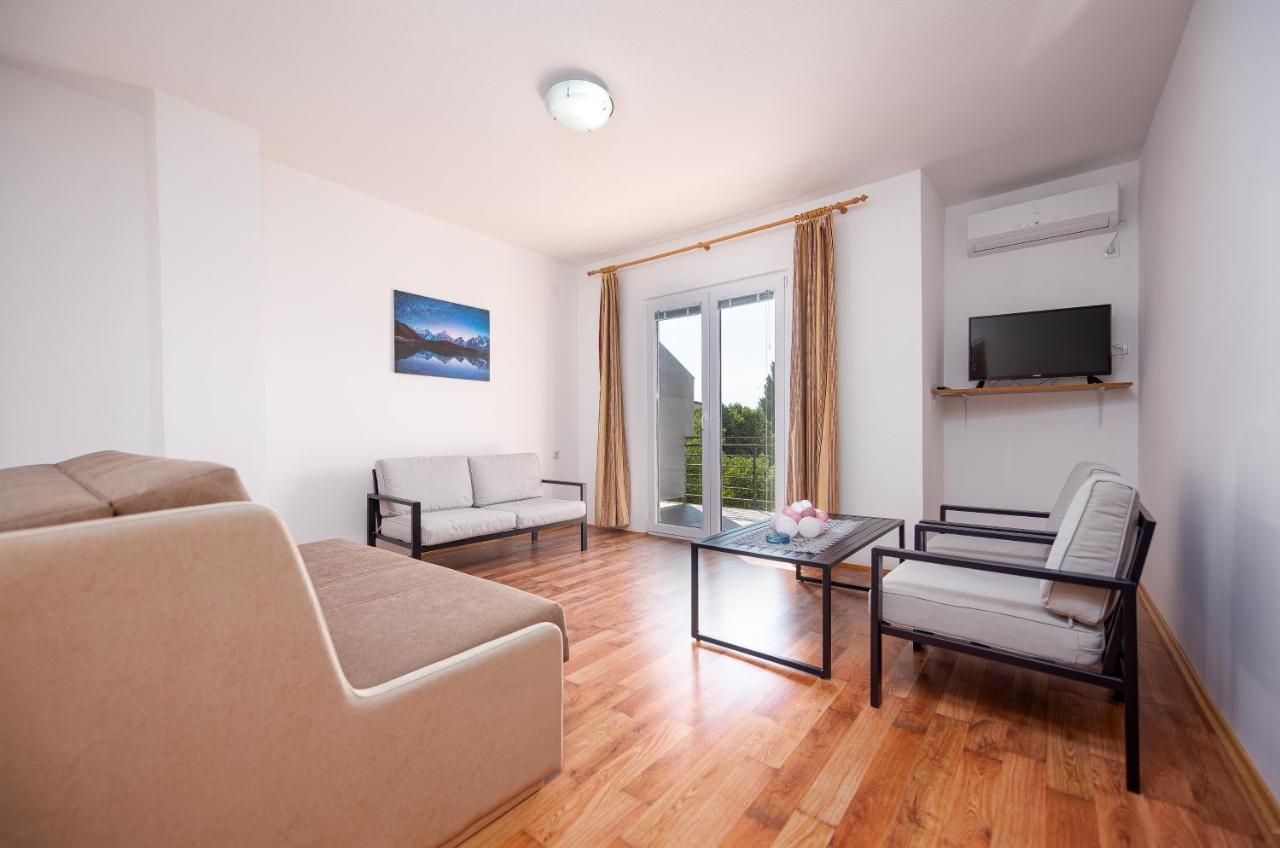 Apartmani Mila Gornji Karin Eksteriør bilde