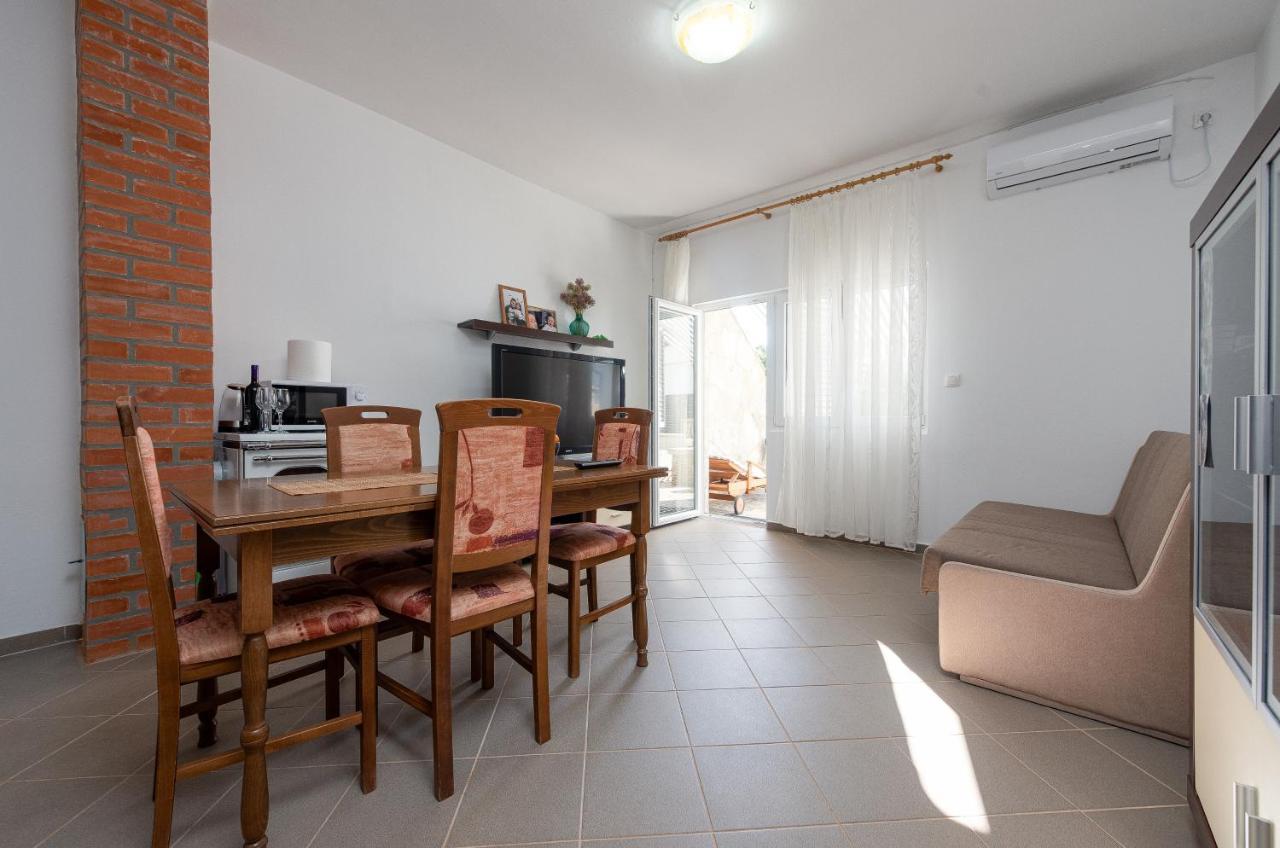 Apartmani Mila Gornji Karin Eksteriør bilde