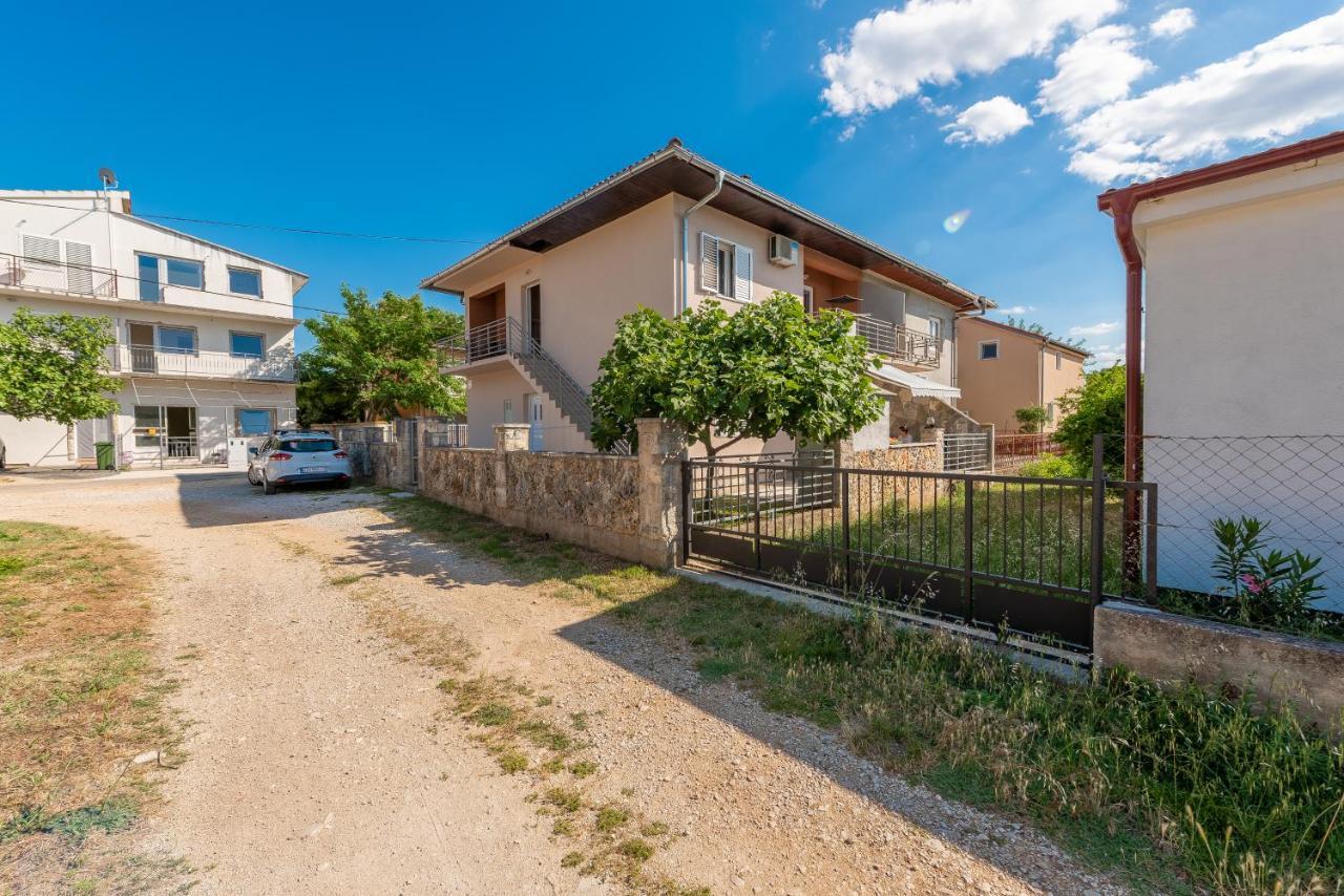 Apartmani Mila Gornji Karin Eksteriør bilde